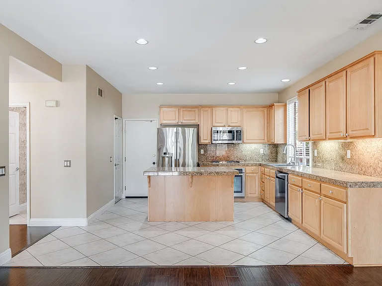 11761 Fricker Ave — Photo 9
