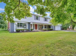 5565 Pembury Ln, West Bloomfield, MI 48322