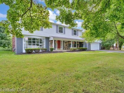 5565 Pembury Ln, West Bloomfield, MI, 48322