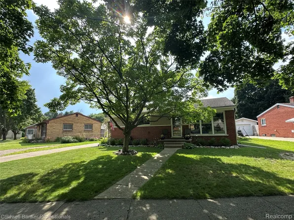 661 Lincoln St, Lapeer, MI 48446