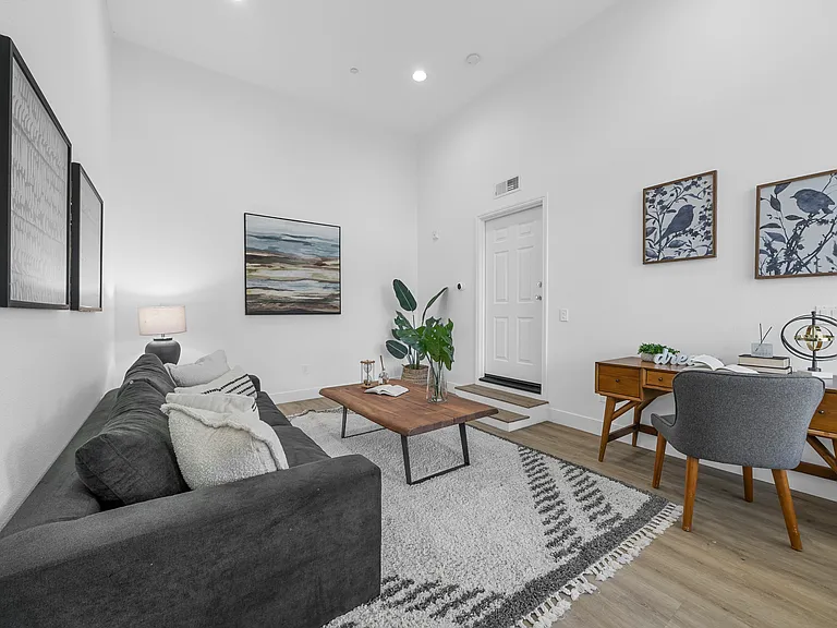 1469 W San Carlos St — Photo 8