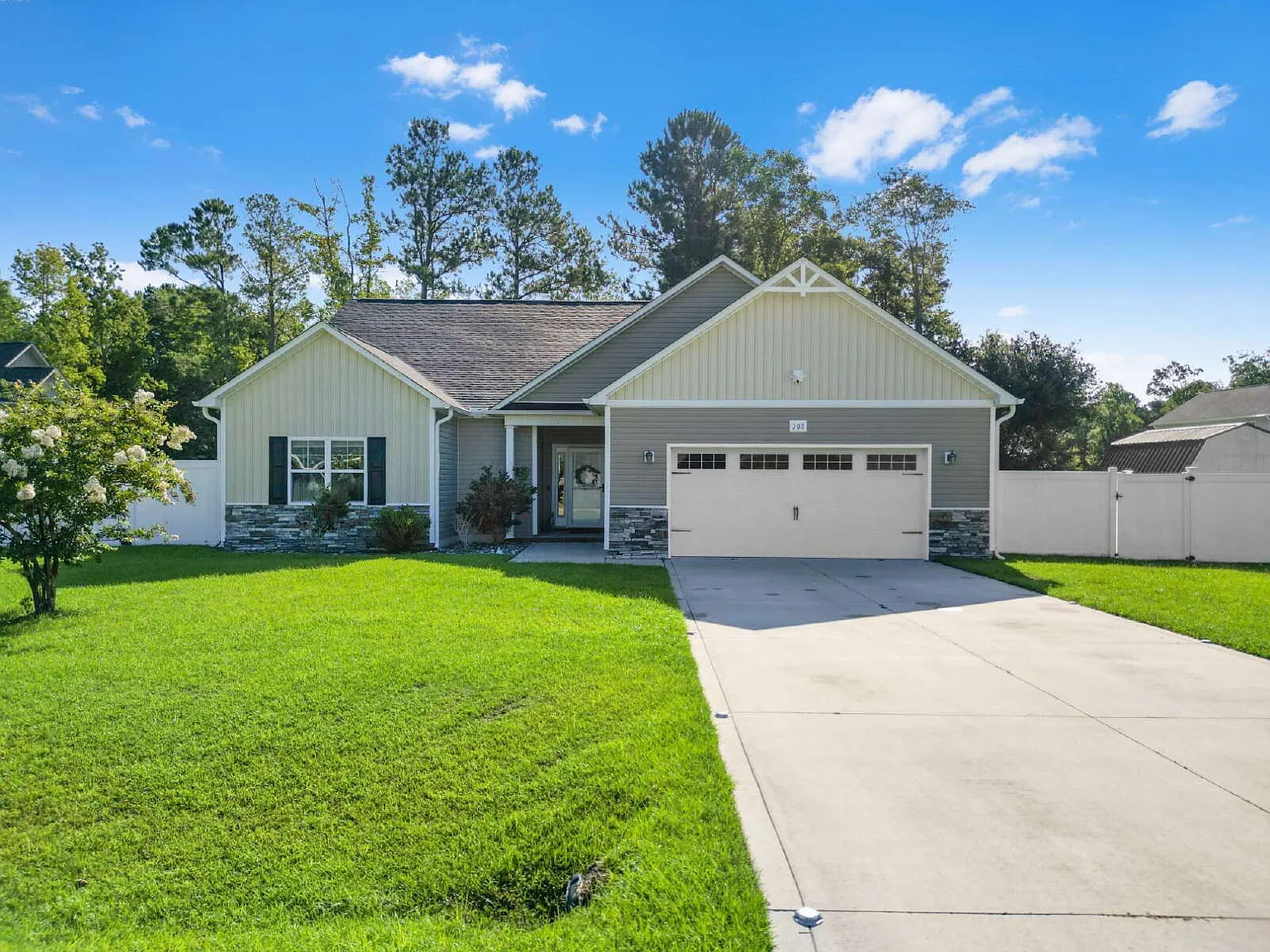 3 bed, 2.0 bath, 1916 sqft, $2,200 — Photo 1