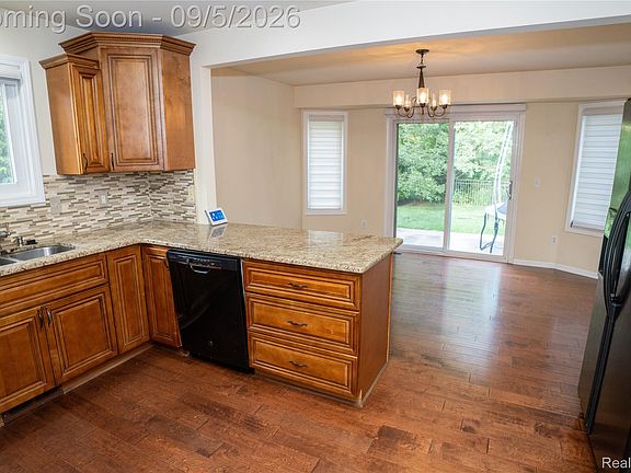 4th image of 50576 Commons Dr