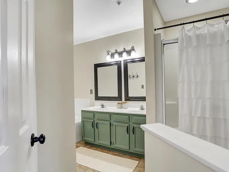 Top-level full Bathroom