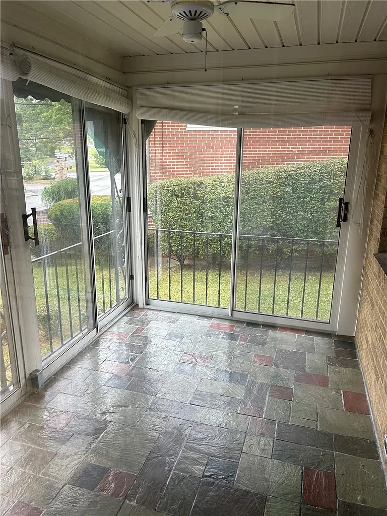3 bed, 1072 sqft, $1,600 — Photo 2