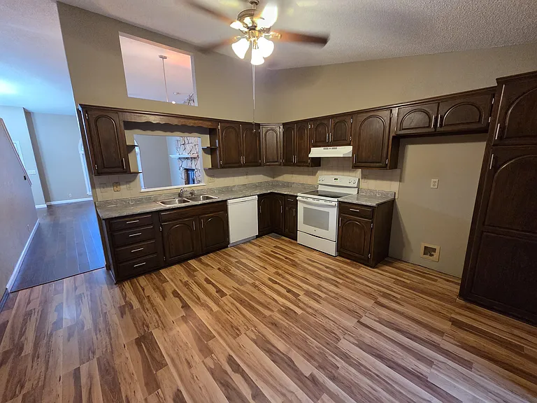 4133 N Auburn St — Photo 5