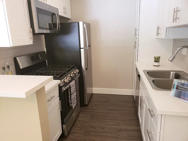 4225 Longridge Ave — Photo 35