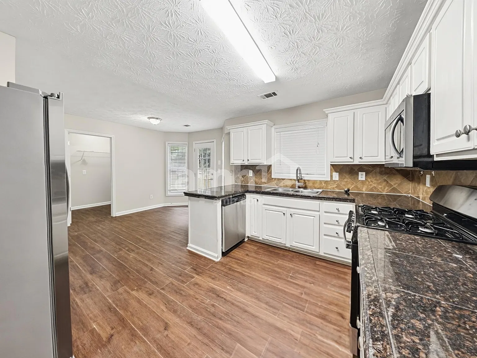 4 bed, 2.5 bath, 2082 sqft, $2,245 — Photo 4