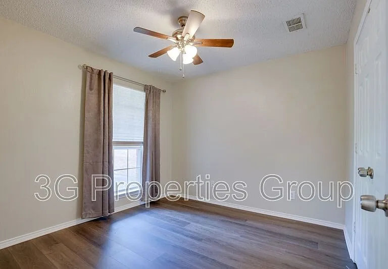215 Linda St — Photo 17