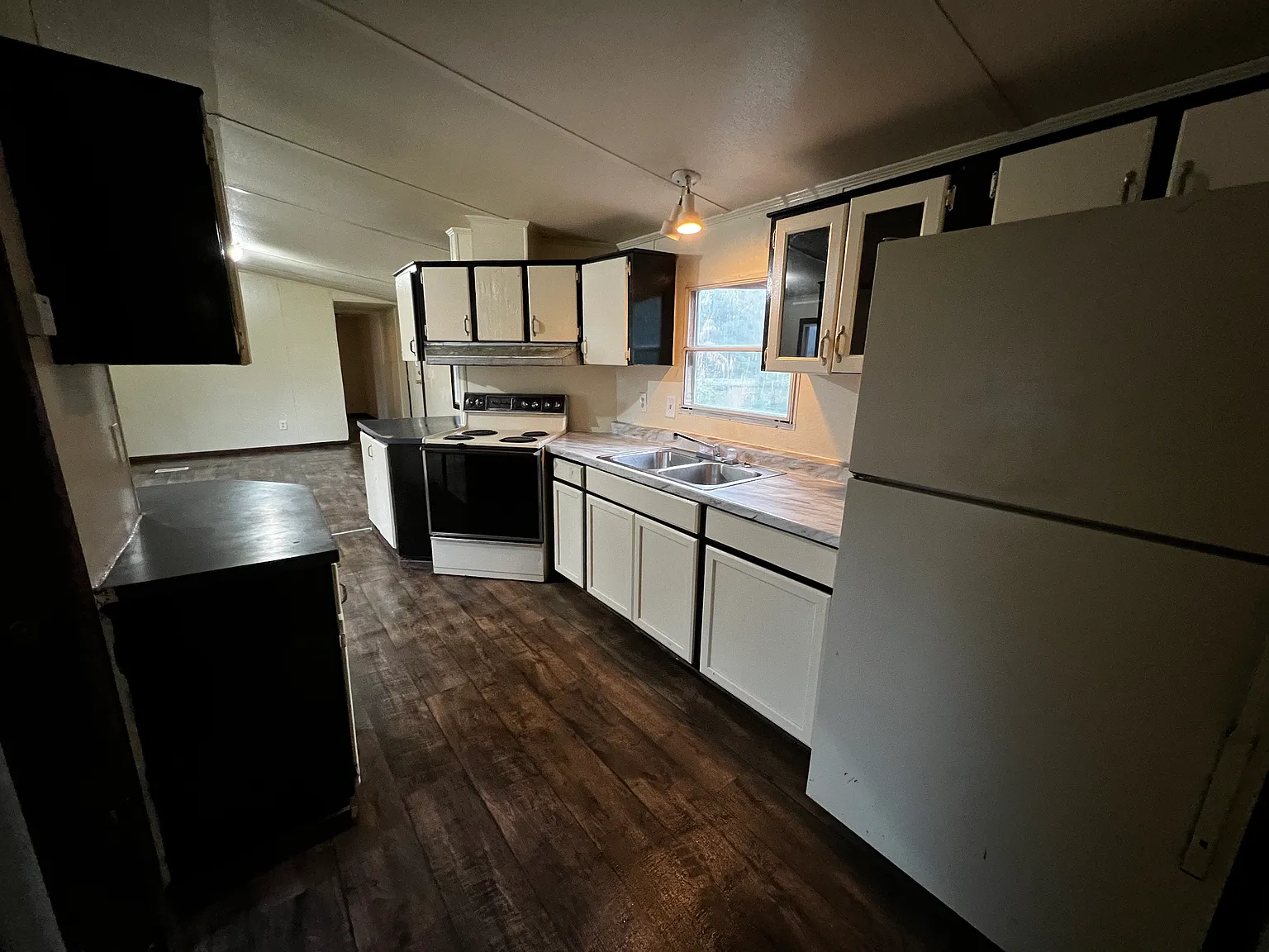 251 Park Cir — Photo 2