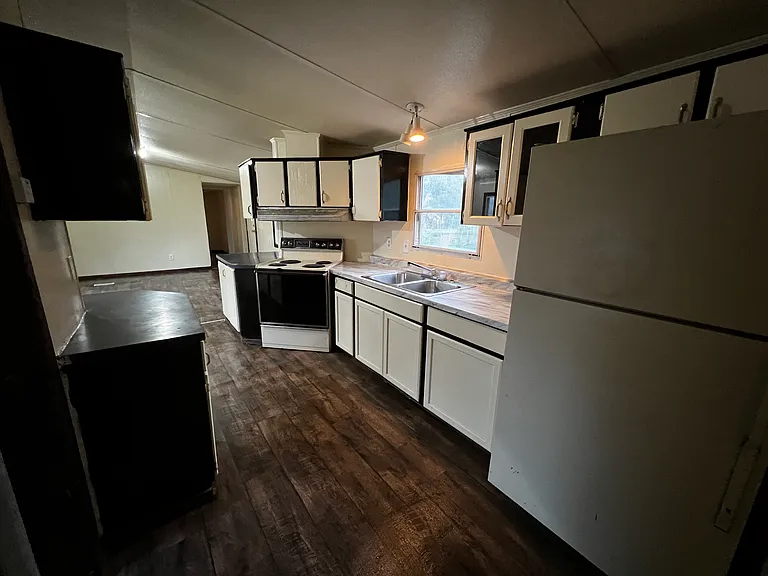 251 Park Cir — Photo 2