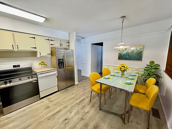 Eat-in Kitchen. Virtually Staged