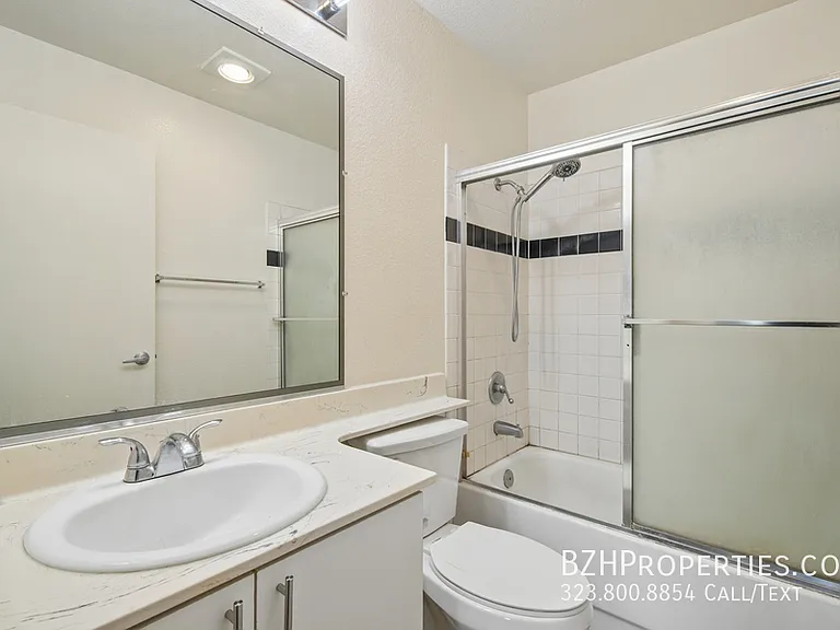 870 Crenshaw — Photo 14