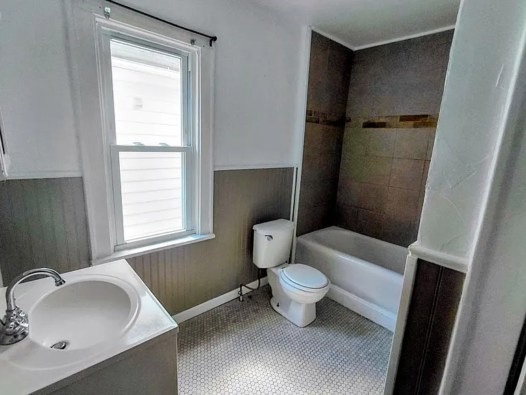 697 Crosby St — Photo 7