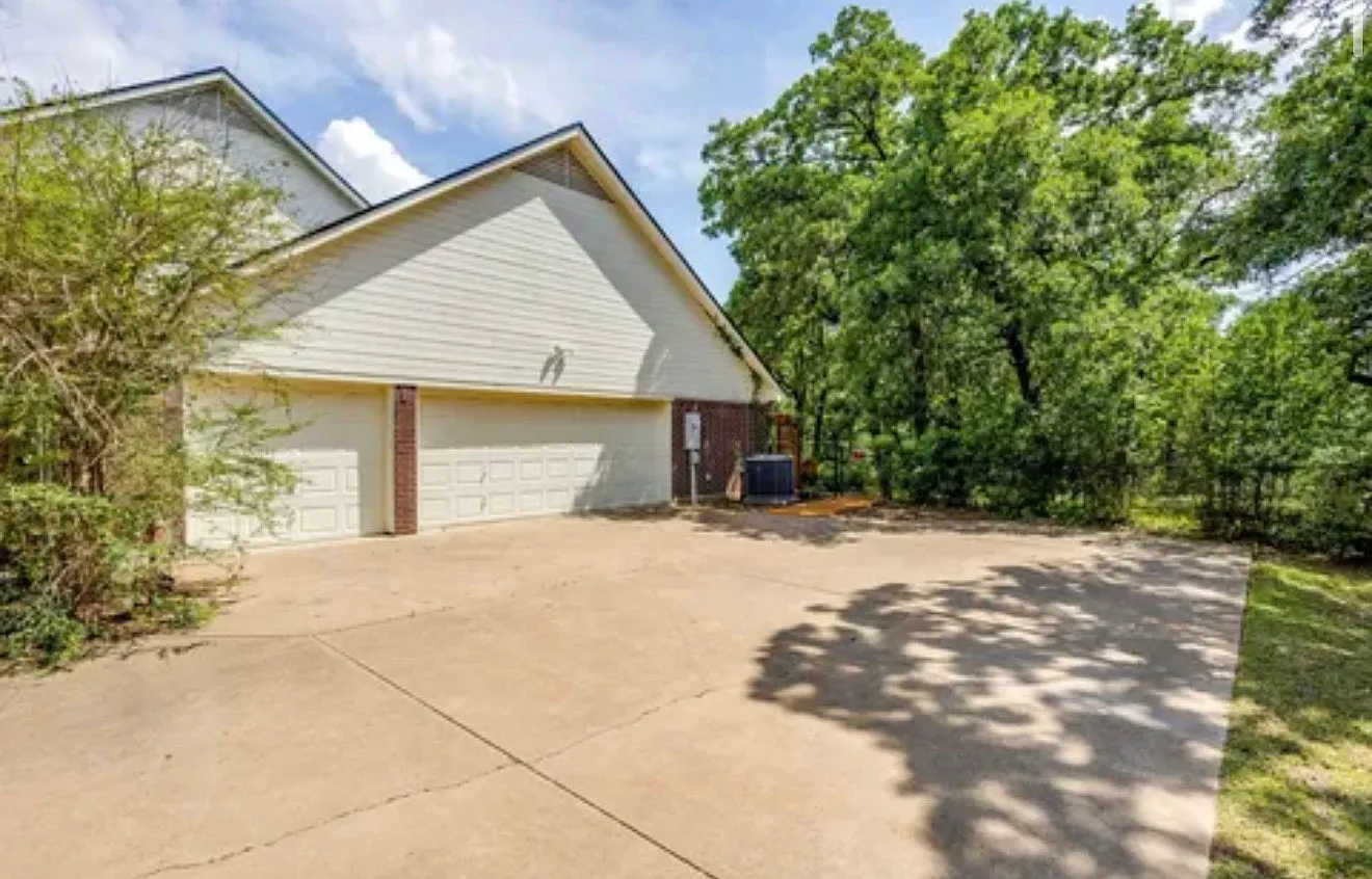 3 bed, 2338 sqft, $4,400 — Photo 4