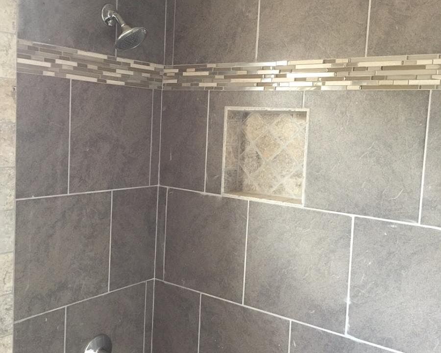 High tall ceiling,shower/bath