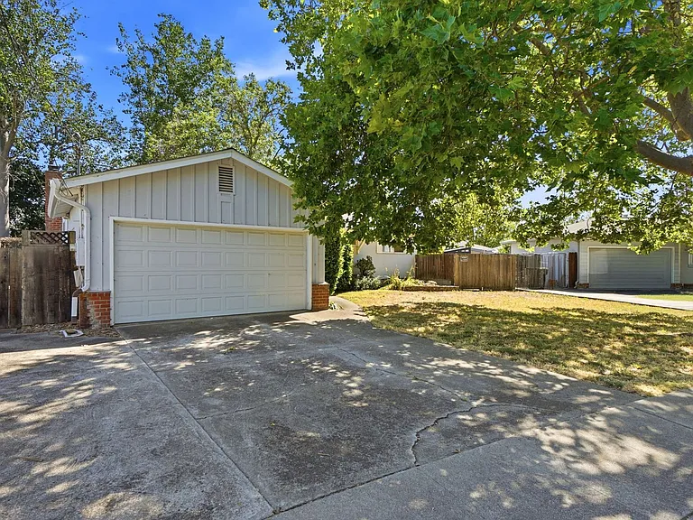 1835 Sandalwood Dr — Photo 35