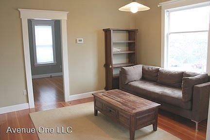 5th image of 2419 Queen Anne Ave N
