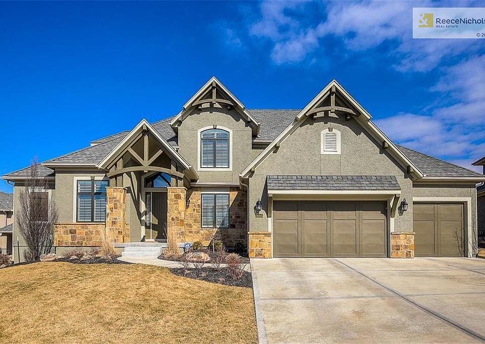 Large Estate home on a cul-de-sac and short walking distance to elementary school. South facing front driveway so your snow/ice melts!
