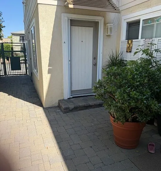 433 S Doheny Dr #A — Photo 5