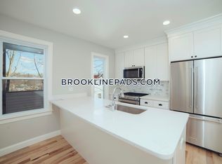 10 Duffley Ct #1, Chestnut Hill, MA 02467