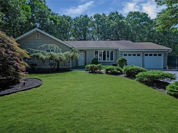 4 Jodi Drive, Manorville, NY 11949