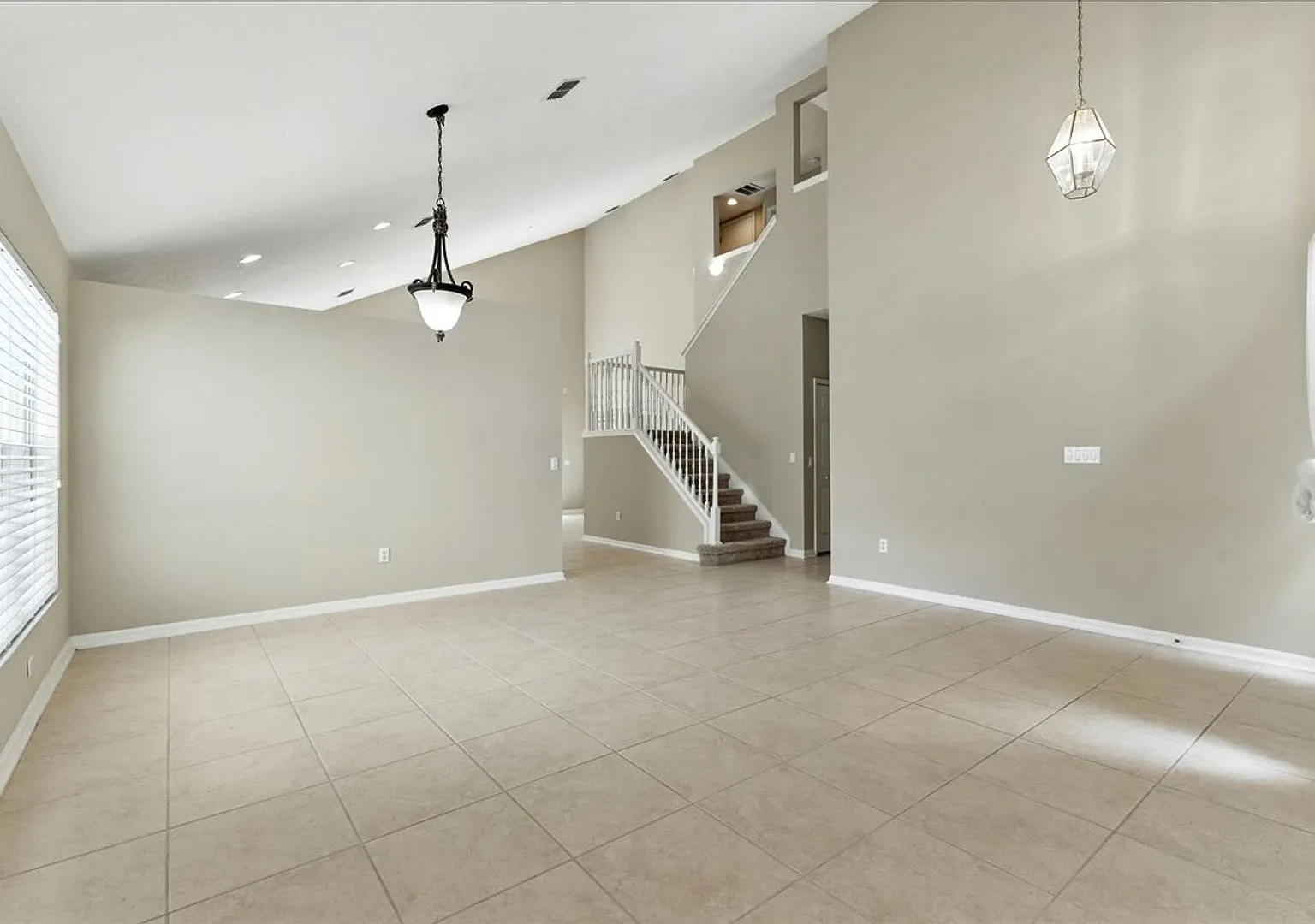 5 BR / 2.5 BA Home In Avalon Lakes — Photo 2
