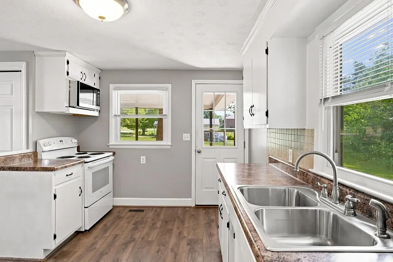 2 bed, 704 sqft, $1,200 — Photo 3