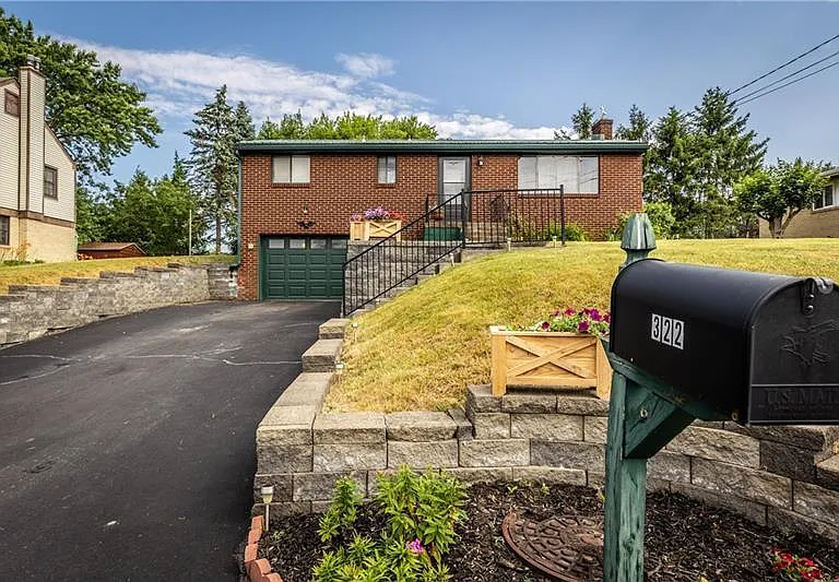 322 Iroquois Ave — Photo 1