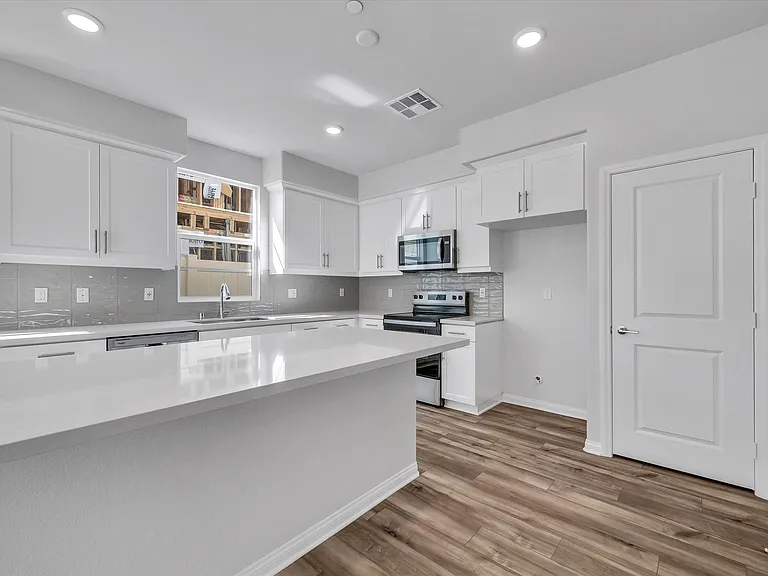 438 Meyer Pl — Photo 7