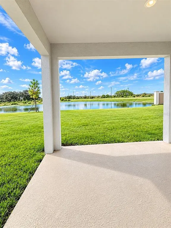 5 bed, 4.5 bath, 3975 sqft, $3,900 — Photo 2