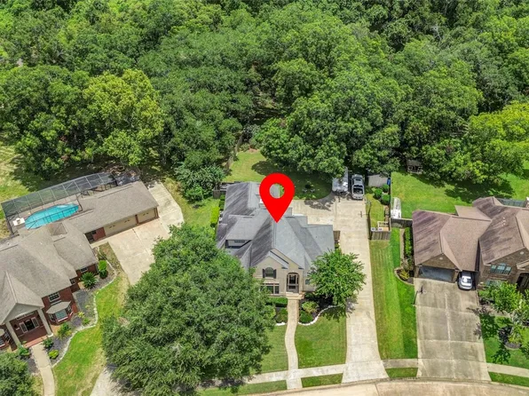 208 River Oaks Dr, Lake Jackson, TX 77566