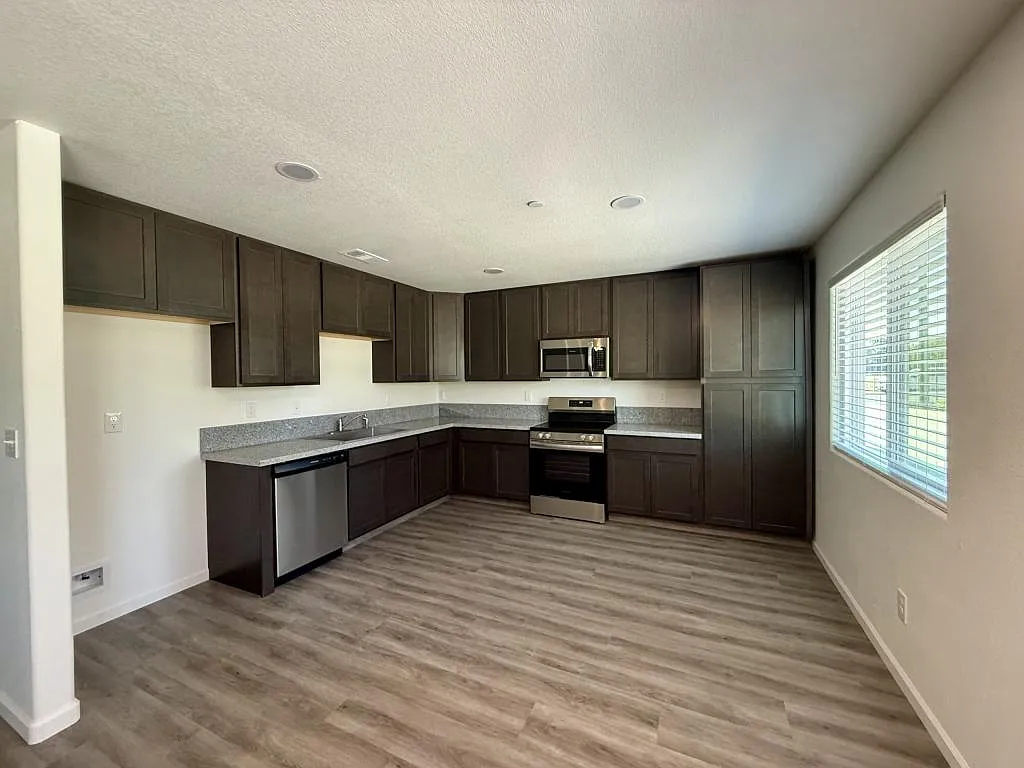 300 N Soderquist Rd — Photo 1