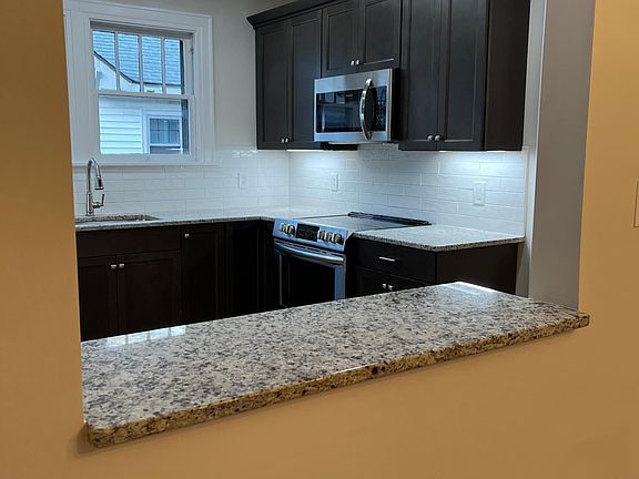 Pass through from dining room to kitchen, granite countertop