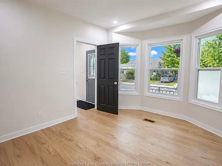 859 Pierre Ave — Photo 7