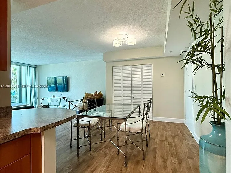 7501 E Treasure Dr #3H — Photo 5