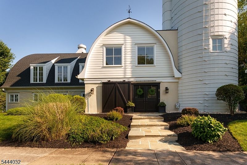 1st image of 8 Flanders Valley Ct