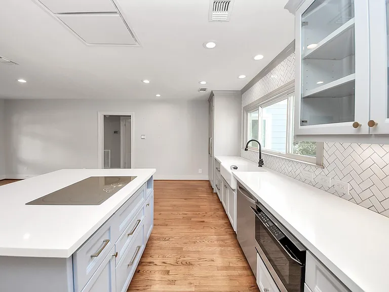 843 W 41st St — Photo 16