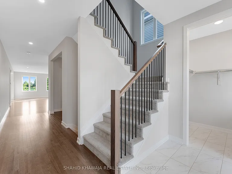 93 Hackamore Cres — Photo 5