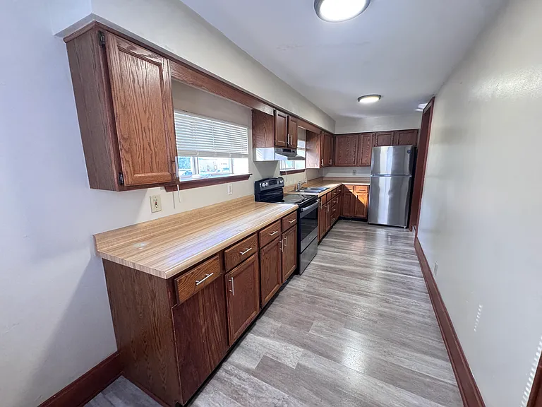 106 E Main St — Photo 3