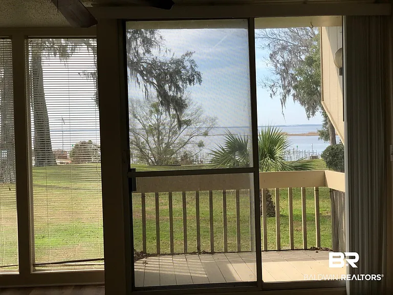 1009 Seacliff Dr N — Photo 5