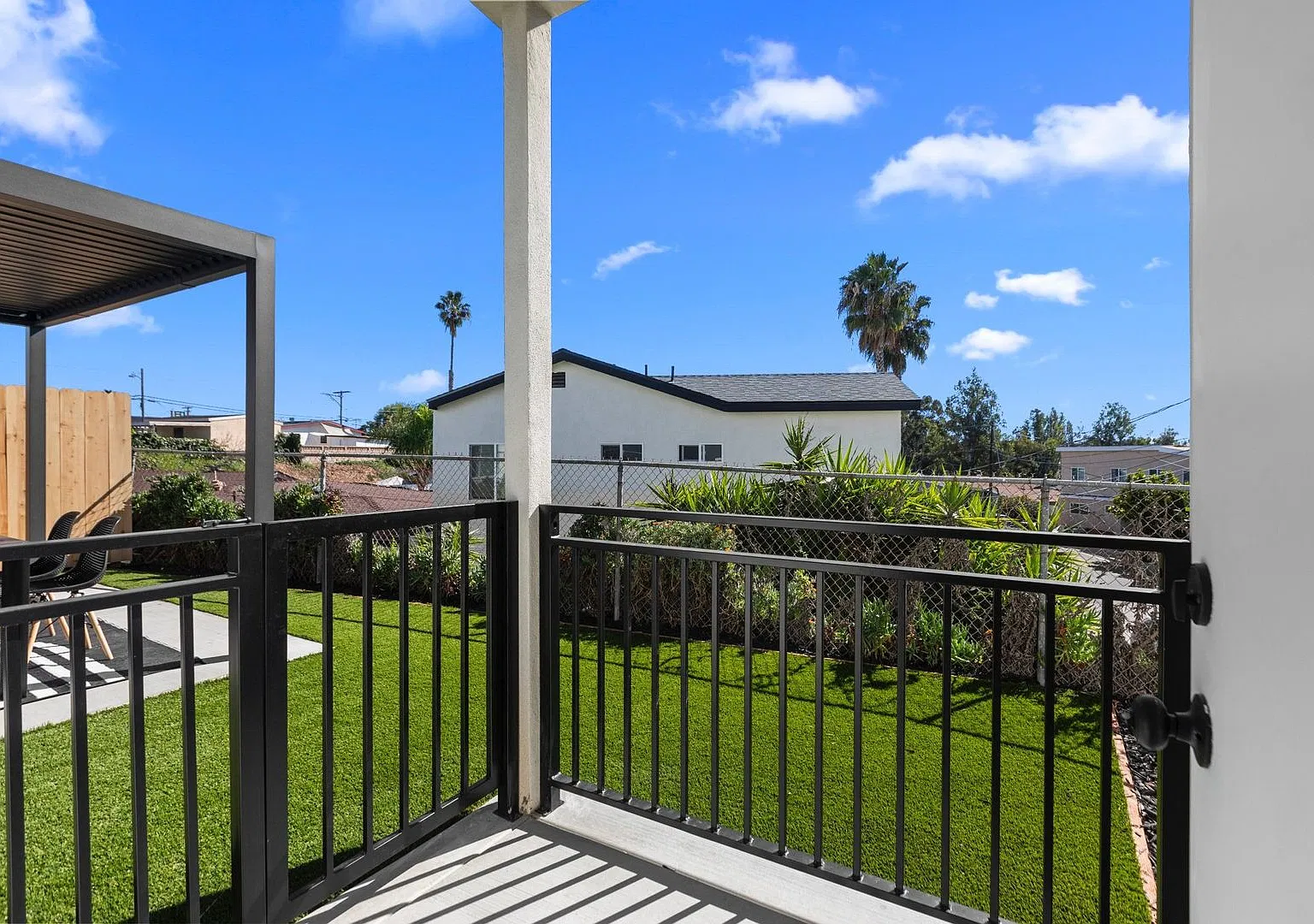 Modern 3 Bed / 3 Bath Townhome with In-Unit Laundry and Shared Backyard Retreat — Photo 4