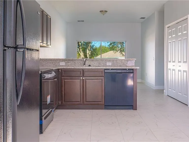 401 Albatross Ct #B — Photo 3