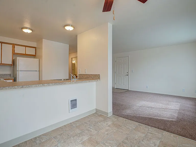 ELLSWORTH SQUARE APARTMENTS — Photo 12