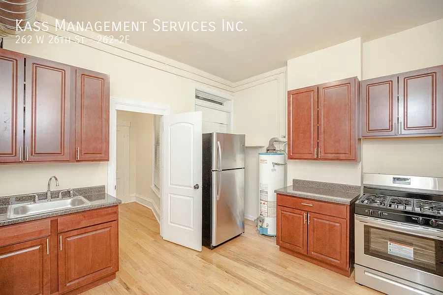 Remodeled 1BR plus den space with HUGE Walk in Closet- Pet Friendly - Stainless Steel Appliances — Photo 2