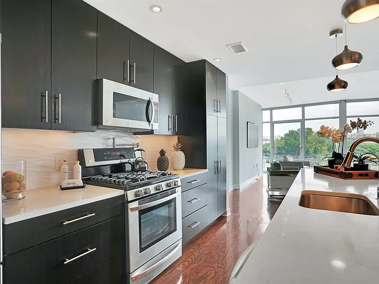 100 Thompson Ln #4D — Photo 10