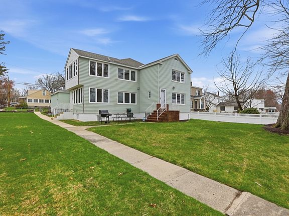 3rd image of 40 Lakeshore Dr
