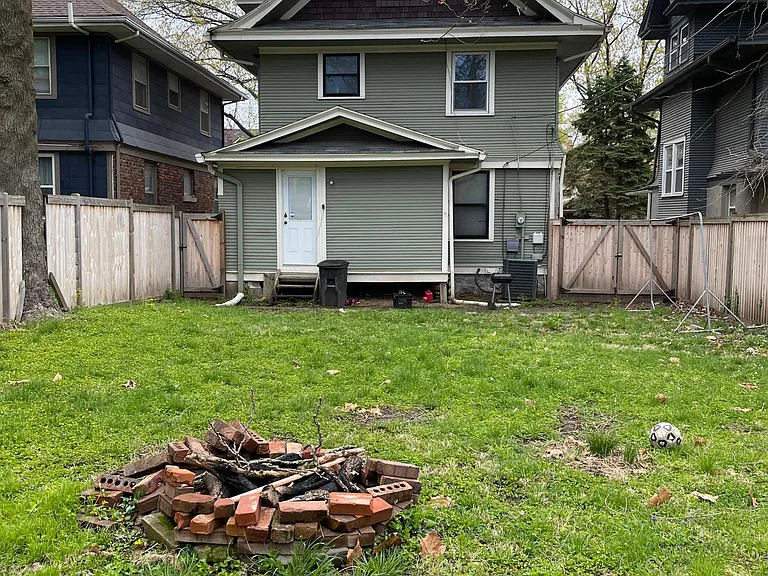 3012 Charlotte St — Photo 3