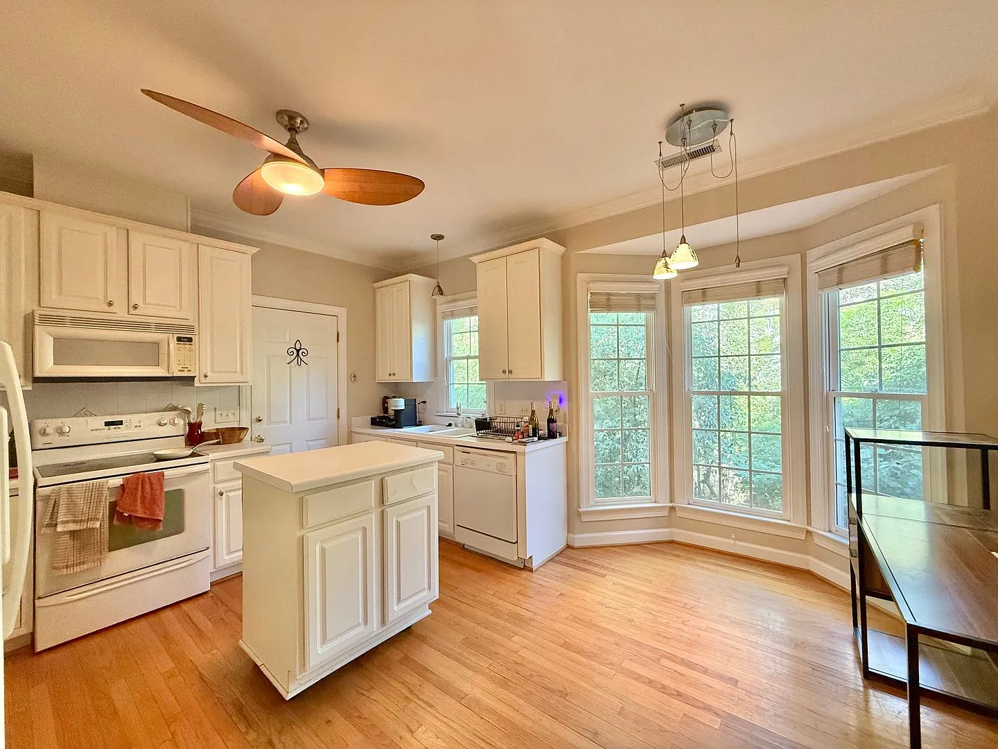 Stunning 3BD, 2.5BA Downtown Raleigh End Unit Townhome with a 1-Car Garage in a Prime Location Ne... — Photo 4