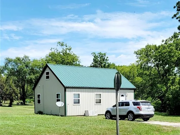 19 N Grace St, Kincaid, KS 66039